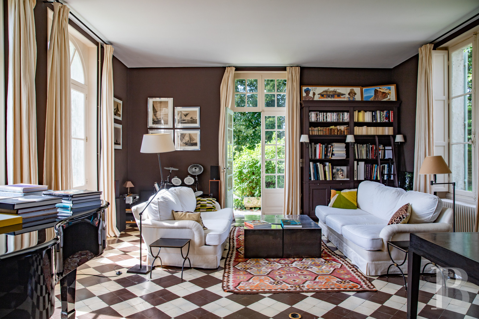 Dans le Perche, au nord-est de Bellême, une maison des 18e et 19e siècle au milieu de grands arbres  - photo  n°11